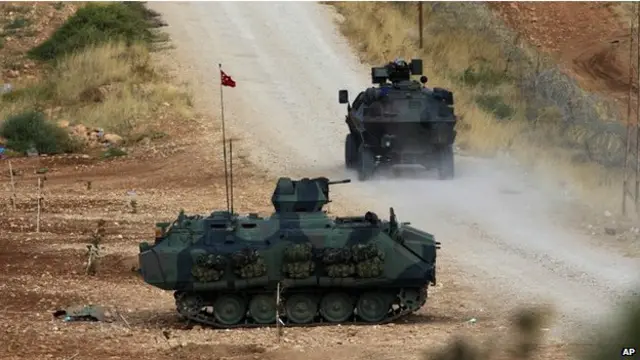 Tank-tank Turki bersiaga di perbatasan, tapi kecil kemungkinan melintrasi perbatasan segera.