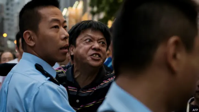 旺角和铜锣湾占中与反占中人士冲突，警方介入。