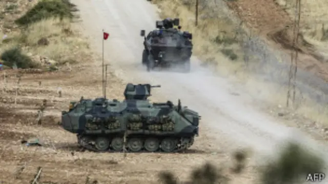 တူရကီ တင့်ကားတွေကို ဆီးရီးယား နယ်စပ်မှာ ချထား