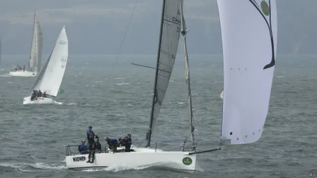 Bote de vela en una regata