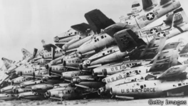 Foto de 1965 de aviones de las fuerzas aéreas de EE.UU. apilados