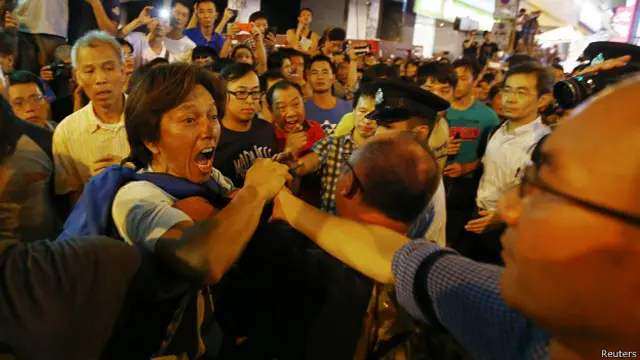 हांगकांग, लोकतंत्र समर्थकों के साथ झड़प
