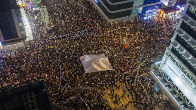 Muncul pengunjuk rasa tandingan, membongkar tenda kaum pro demokrasi