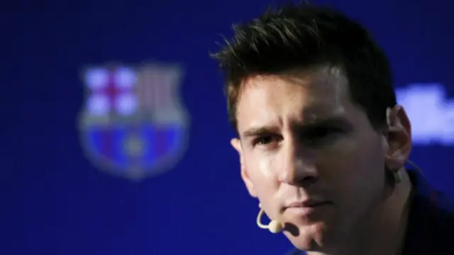 لیونل میسي د پنجشنبې پر ورځ په بارسلونا کې د یوه خبري کنفرانس پر مهال.