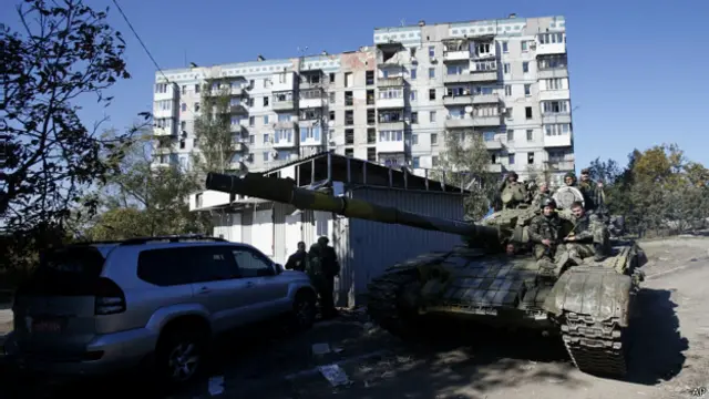 乌克兰顿涅茨克机场附近一辆亲俄武装坦克开至（3/10/2014）