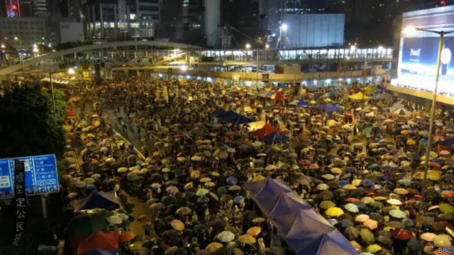 入夜后，金钟的示威者继续聚集。