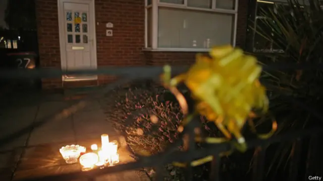 Зажжённые свечи у дома Алана Хеннинга