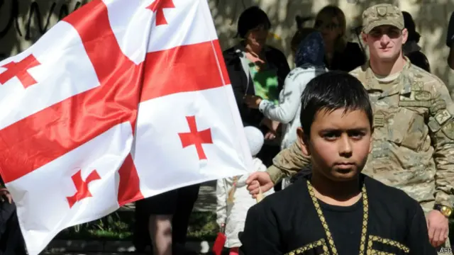 Грузинский военный с национальным флагом