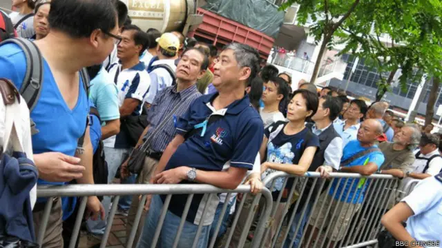 Những người đeo dải băng xanh bày tỏ sự ủng hộ với cảnh sát Hong Kong