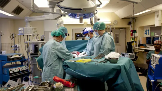 Bayi itu lahir dari rahim teman ibunya usia 61 tahun dan tujuh tahun mengalami masa menopause. 