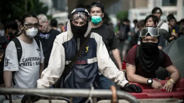 توترت الاجواء بعد مصادمات بين المحتجين ومعارضين لهم.