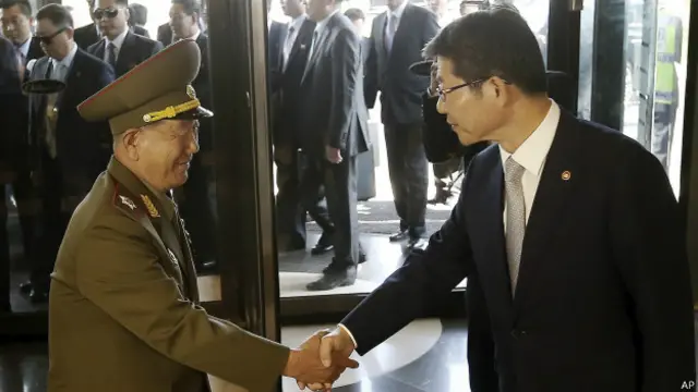 Ông Hwang Pyong-so (trái), Phó chủ tịch Ủy ban An ninh Quốc phòng Triều Tiên, đã gặp Bộ trưởng Thống nhất Nam Hàn Ryoo Kihl-jae
