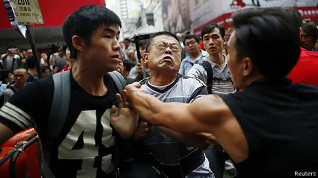 九龍旺角周六(4日)繼續有大批市民聚集,支持佔領和反對佔領陣營發生多次爭執。