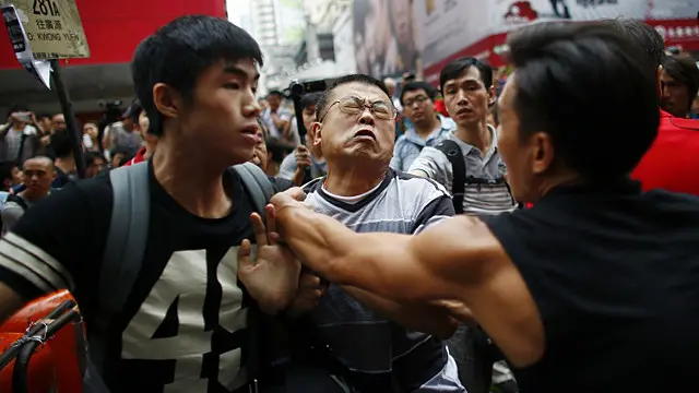 ہانگ کانگ سٹوڈنٹس فیڈریشن نے حکومت پر الزام لگایا ہے کہ اس نے کچھ گینگز کو مظاہریون پر حملہ کر وایا۔ 