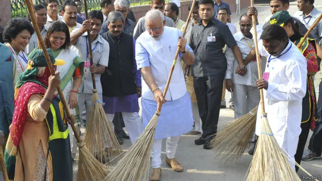 شارك رئيس الوزراء الهندي نارندرا مودي بنفسه في إطلاق حملة تنظيف شوارع الهند