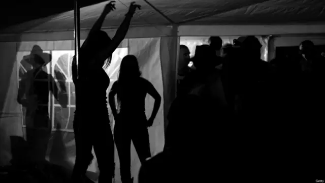 ऑस्ट्रेलिया के डेनिलिक्विन में बुल राइडिंग