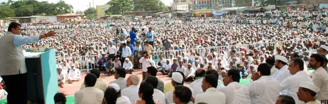 महाराष्ट्र भाजपा के नेता देवेंद्र फडनवीस चुनावी रैली को संबोधित करते हुए.