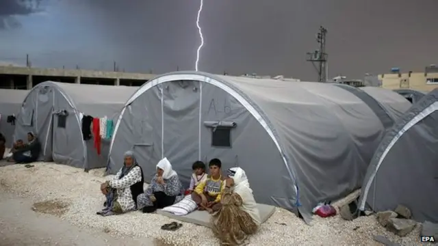 Ötən ay Kobaniyə ilk həmlələrdən sonra 160 mindən çox əsasən kürd sakini Türkiyəyə pənah gətirib. 