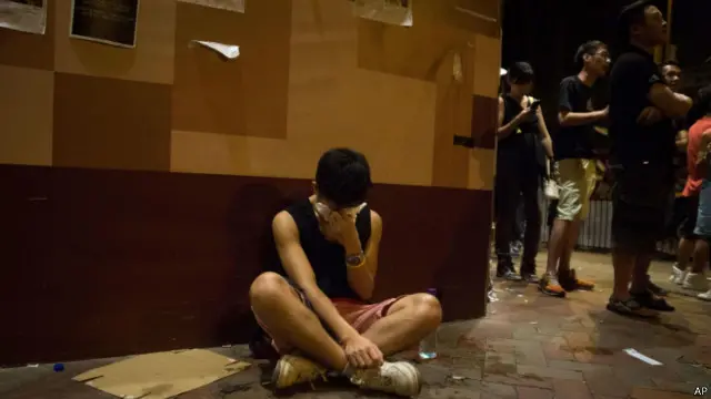 一名男子被警察噴射了胡椒噴霧