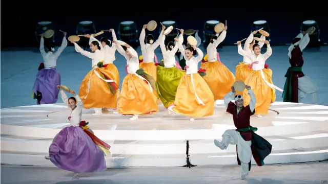 جنوبی کوریا کے شہر انچن میں 17ویں ایشیئن گیمز کی رنگا رنگ اختتامی تقریب منعقد ہوئی جس میں فنکاروں نے اپنے فن کا مظاہرہ کیا۔