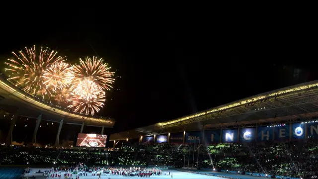 اختتامی تقریب میں آتش بازی کا مظاہرہ کیا گیا جبکہ مارشل آرٹ کی مقامی قسم تائیکوانڈو کے فن کا مظاہرہ کیا ہے۔