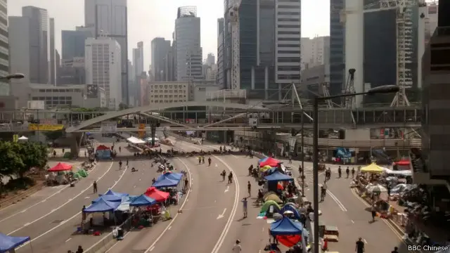 港島金鐘一帶上午繼續有大批抗議者留守 （BBC中文網記者威克拍攝）