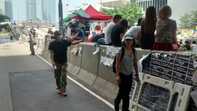 戴口罩男子指責示威者