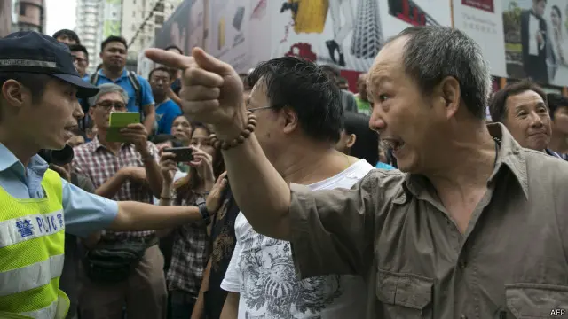 سنیچر کی رات بھر جاری رہنے اولی ریلی میں مظاہرین ’ڈیموکریسی ناو! ڈیموکریسی ان ہانگ کانگ‘ یعنی فوری جمہوریت، ہانگ کانگ میں جمہوریت کا نعرہ لگاتے رہے