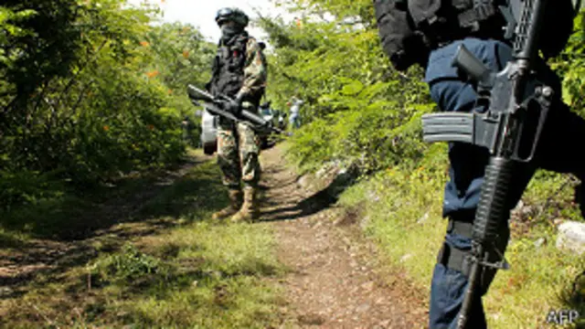 मैक्सिको, सामूहिक क़ब्र के पास सुरक्षाकर्मी