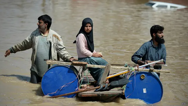 سیلاب اور بارشوں سے کشمیر کا اقتصادی ڈھانچہ مکمل طور پر تباہ ہوگیا