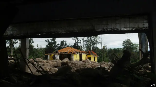Suasana Desa Guru Kinayan, Karo, September 2014, yang rusak akibat letusan Gunung Sinabung.
