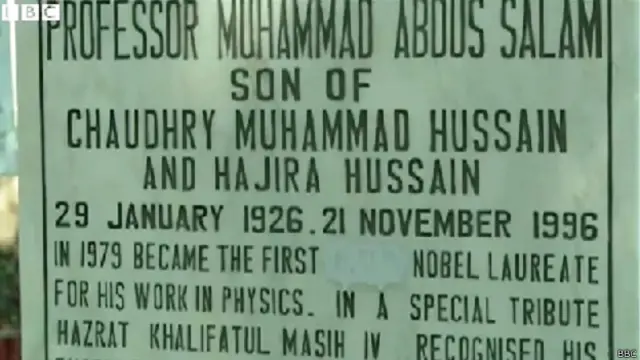 ڈاکٹر عبدالسلام اپنی جائے پیدائش جھنگ سے کچھ دور ہی چنیوٹ کے قریب واقع چناب نگر میں مدفون میں مگر اُن کی قبر پر لگے کتبے پر سے مسلمان کا لفظ حکومت کی حکم پر مٹا دیا گیا ہے