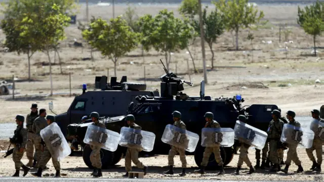 نیروهای مرزی ترکیه مانع عبور کردها از مرز بسوی سوریه می‌شوند