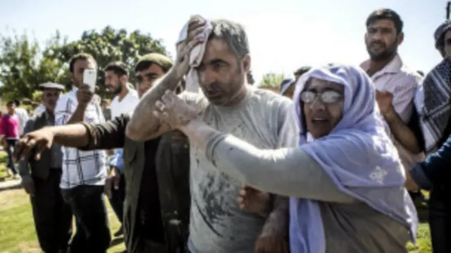 Rus qoramagiz gilam fonida uyda ikki yigit bilan jinsiy aloqada