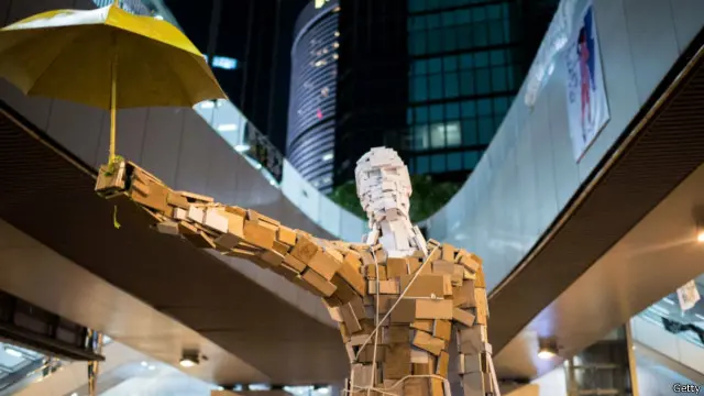 香港當地時間深夜一個大型持傘巨人木雕運抵金鐘佔領區。