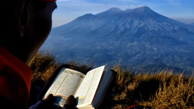 علمای مسلمان در مورد زمان افطار در سرزمینهایی که طول روز در آنها بیش از هجده ساعت است، اختلاف نظر دارند