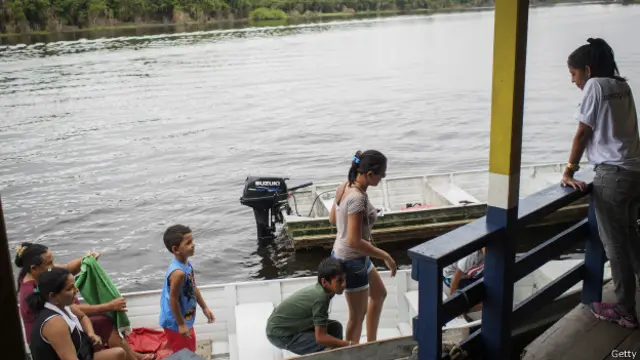Votantes llegan en lancha