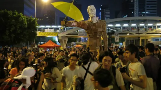 人民日報：「佔中」人士是一些繼續保持殖民地心態、仇視民主政治的少數人