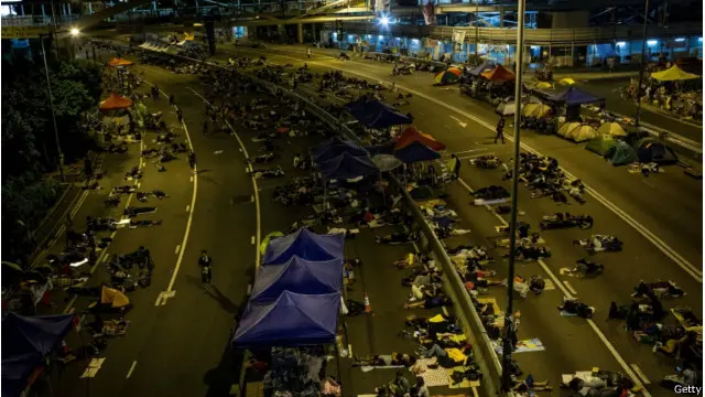 در طول شب هم هزاران نفر با سرپیچی از دستور مقام های مورد حمایت پکن به تظاهرات ادامه دادند