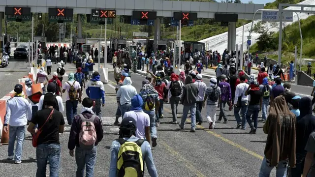 Este domingo, estudiantes bloquearon la Autopista del Sol (entre Acapulco y Ciudad de México), exigiendo claridad sobre lo que ocurrió con los estudiantes. Foto Getty Images.
