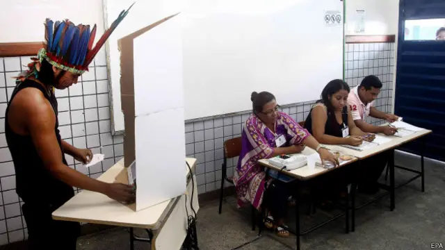 Un ticuna vota en el Amazonas