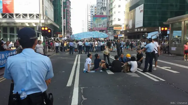 在旺角,继续有“占中”抗议者留守街头 (BBC中文网记者萧尔拍摄)