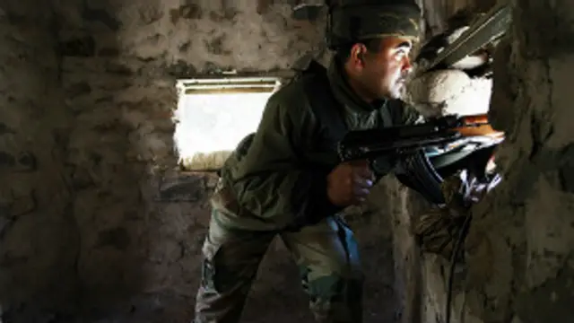 लाइन ऑफ़ कंट्रोल पर अपनी चौकी पर तैनात बीएसएफ़ का एक जवान