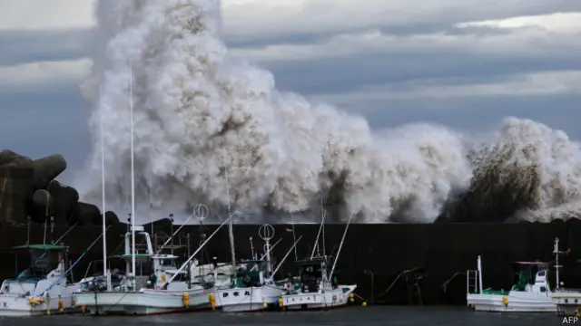 جرفت الأمواج العلية التي تسبب بها الاعصار ثلاثة اشخاص في قاعدة أوكيناوا الجوية الأمريكية