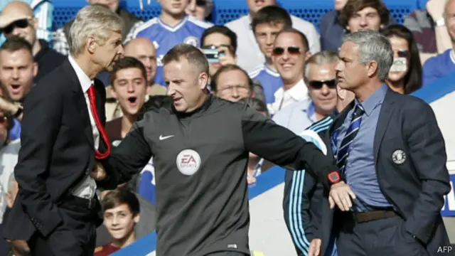 Arsene Wenger dan Jose Mourinho pernah berselisih saat Arsenal berhadapan dengan Chelsea, tahun lalu.