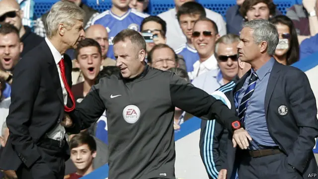 Hai huấn luyện viên lừng lẫy giải ngoại hạng Anh, Wenger của Arsenal (trái) và Mourinho của Chelsea thường có vẻ rất 'kình địch' mối lần gặp mặt nhau.