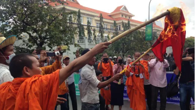 Người biểu tình đã đốt gần 10 lá cờ đỏ sao vàng