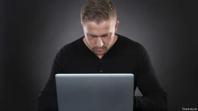 Hombre frente a ordenador