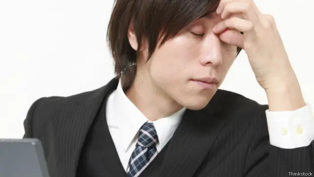 Hombre frente a ordenador