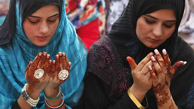 زموږ د مذهب استازان د روژې او اخترونو په لمونځونو کې د کفارو د غرقېدو دعا کوي او موږ ور پسې په جمع امین وایو خو تر اوسه زموږ په دغه دعائیه ښېرو کفار اسلام غرق نه شول.